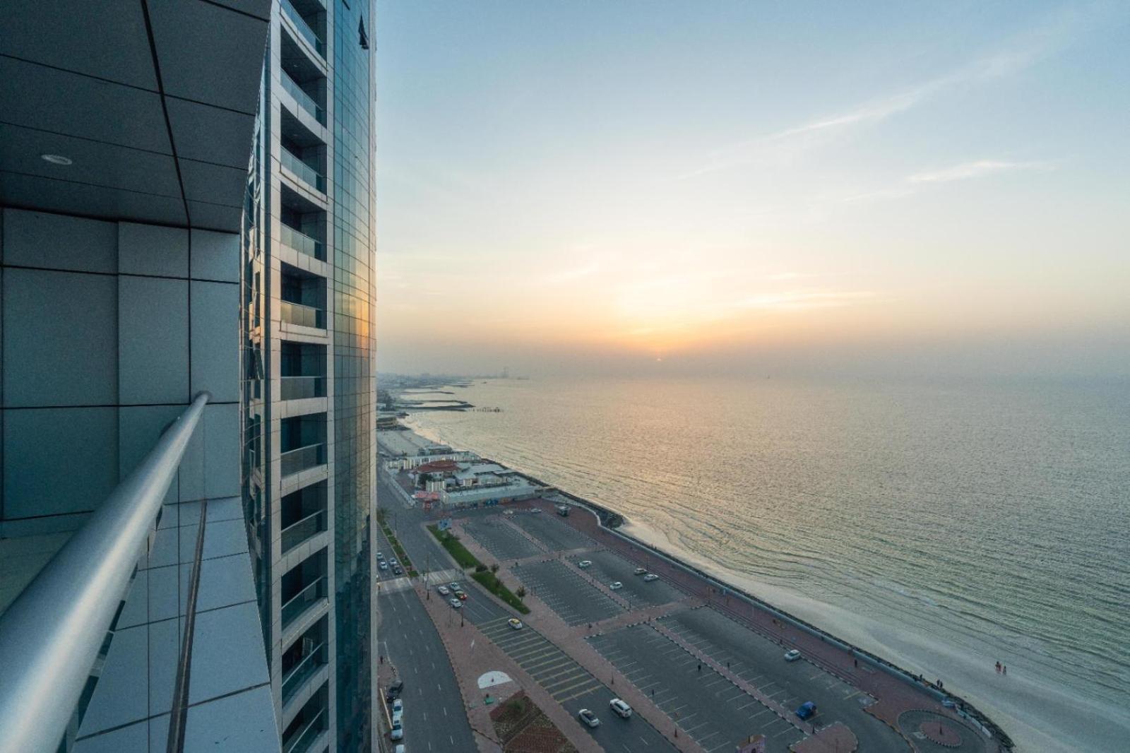 Ocean View Luxury 3br Duplex At Ajman Corniche *